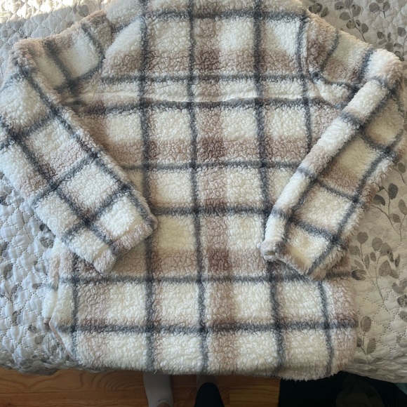 Abercrombie & Fitch Soft Sherpa in Cream and Tan - Picture 7 of 7